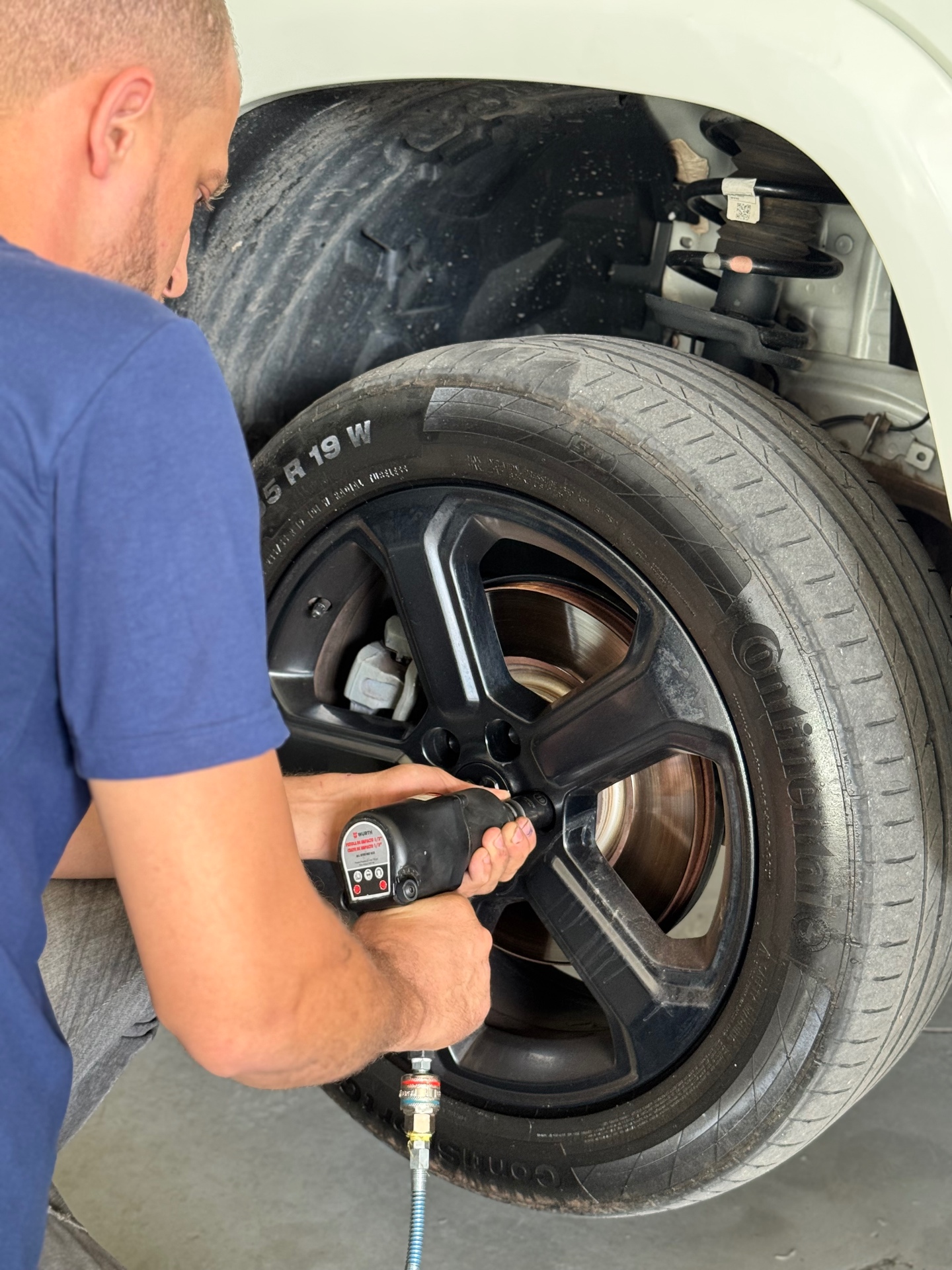 Serviço de troca de pneus e freios